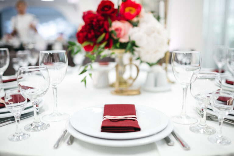 A table in a restaurant with serving symbolizing cooperation with the restaurant business.